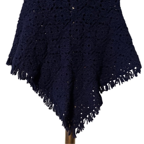 Small hand made navy blue crocheted poncho shrug with fringe - Picture 8 of 10
